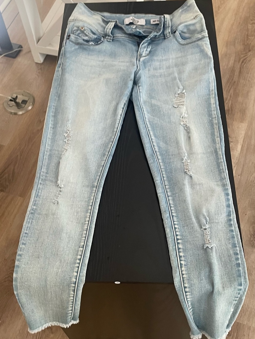 Frayed Hem Light Blue Distressed Ankle Jeans